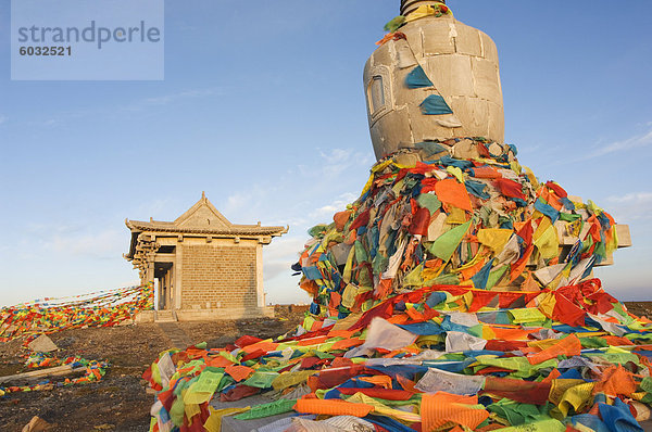 Sonnenaufgang auf einem Kloster Stupa und Gebet Flaggen am Yedou Peak  3058m  am Wutaishan (fünf Terrasse Berg)  einer von Chinas Heiligen buddhistischen Bergen  Shanxi Provinz  China  Asien