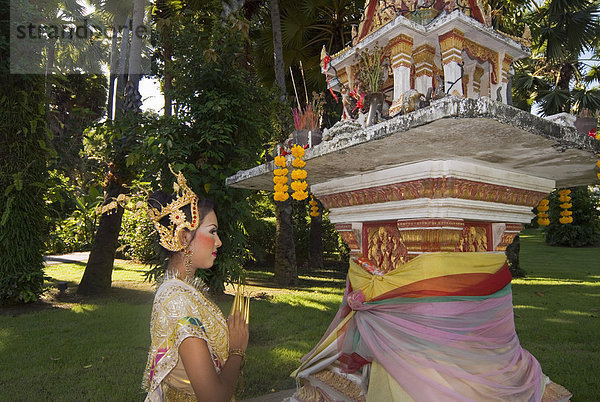 Kleidung Tradition Wohnhaus Gebet Südostasien Mädchen thailändisch