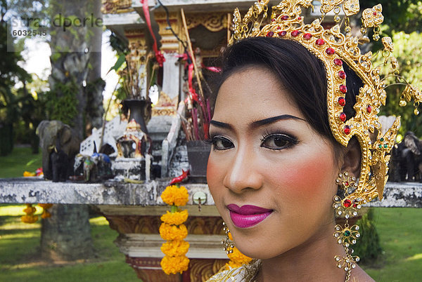 Mädchen in traditionellen Thai Kleidung  Phuket  Thailand  Südostasien  Asien