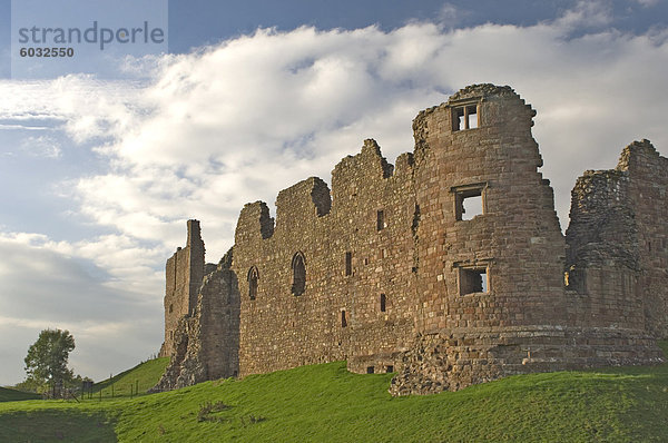 Brough Schloß  aus dem 11. Jahrhundert vermutet  dass es die ersten Stein Burg in England gebaut innerhalb der Erdarbeiten eines römischen Kastells  Cumbria  England  Vereinigtes Königreich  Europa gebaut