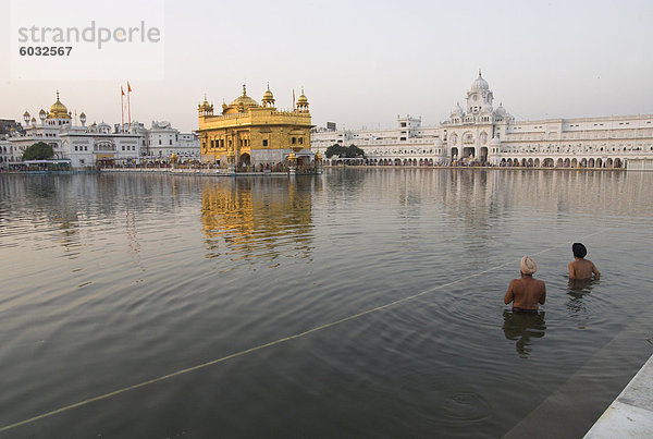 Morgen baden Gebet früh 2 Heiligkeit Pilgerer Amritsar Asien Indien