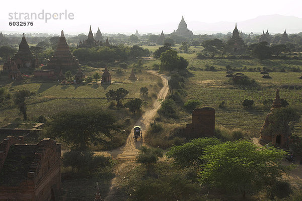 Blick von der Shwesandaw Paya der umfangreichen Website von Bagan (Pagan) archäologische Zone  Myanmar (Birma)  Asien