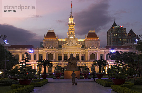 Hotel de Ville (Peoples Committee Gebäude) mit öffentlichen Garten im Vordergrund in der Abenddämmerung  Ho-Chi-Minh-Stadt (Saigon)  Vietnam  Indochina  Südostasien  Asien