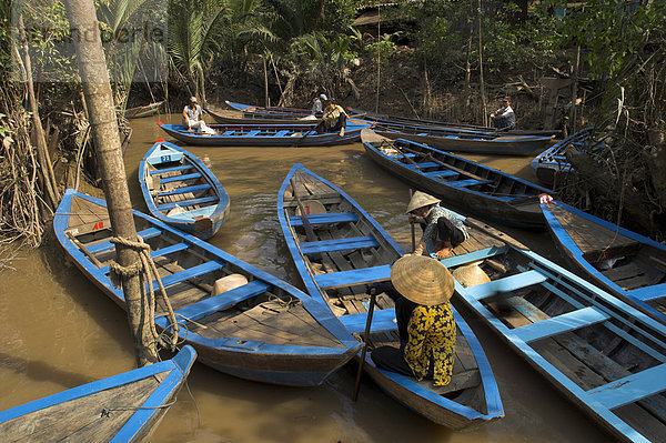 Navigieren in die Wasserwegen inmitten von Kokospalmen Bäume  Tortoise Island  nahe My Tho  Mekong Delta  Vietnam  Indochina  Südostasien  Asien