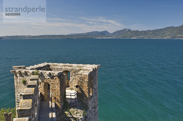 Blick über den Gardasee  von der Burg Wälle  Torre del Benaco  Veneto  Italien  Europa