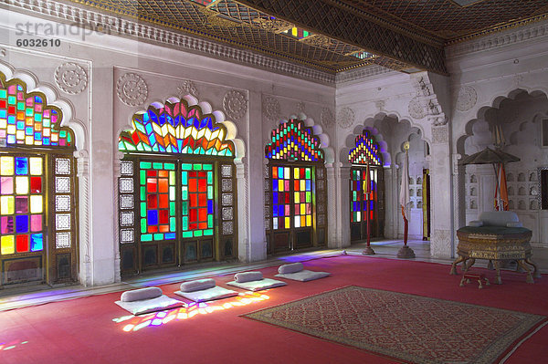 Bunte Glasmalerei in der Maharaja Thronsaal  Meherangarh Fort Museum  Jodhpur  Rajasthan state  Indien  Asien