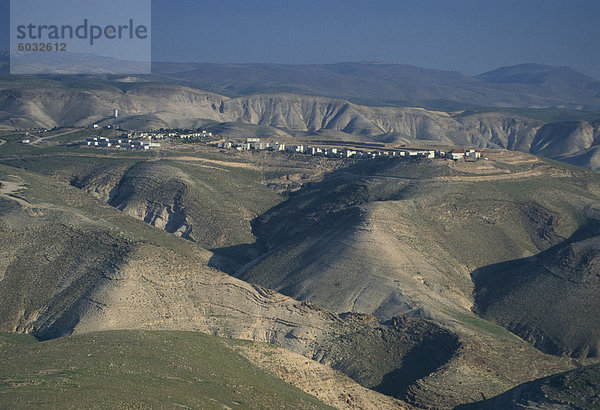 Blick im Winter mit typischen Hügel im Vordergrund und Alon Siedlung jenseits  Judean Desert  Israel  Naher Osten