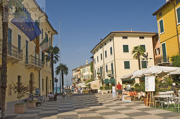 Hauptplatz in Richtung Hafen  Lazise  Gardasee  Veneto  Italien  Europa