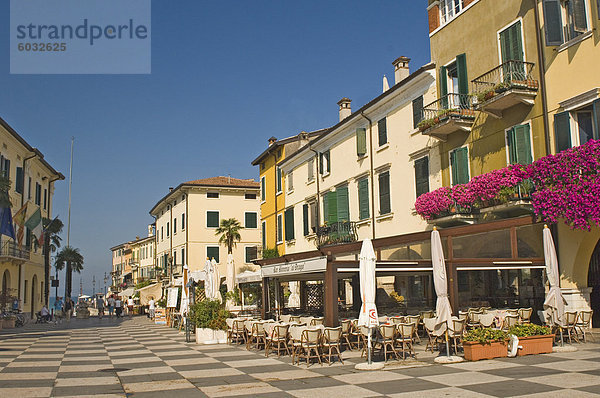 Hauptplatz in Richtung Hafen  Lazise  Gardasee  Veneto  Italien  Europa