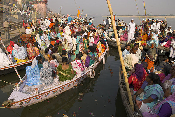 Pilgergruppen in kleinen Booten auf dem Weg zu einer religiösen Zeremonie auf dem Fluss Ganges  Varanasi  Uttar Pradesh Zustand  Indien  Asien