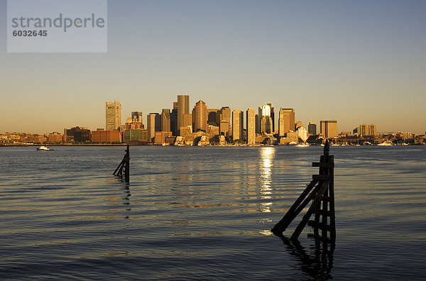 Skyline der Stadt über dem Hafen  Boston  Massachusetts  Neuengland  Vereinigte Staaten von Amerika  Nordamerika