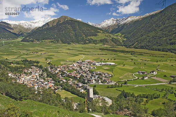 Dorf von Burgusio  Reschenpass  Dolomiten  Italien  Westeuropa