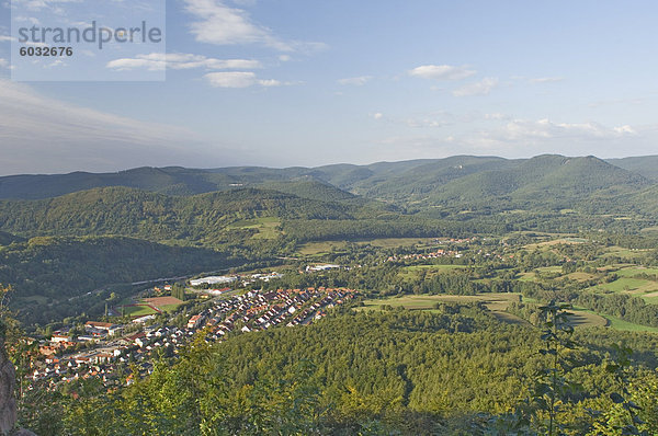 Blick über der Pfalz Wein Region  Stadt von Anweiler  von Trifels Burg  Deutschland  Europa