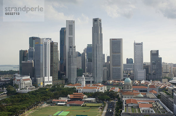 Skyline  das Bankenviertel und die Padang  Singapur  Südostasien  Asien