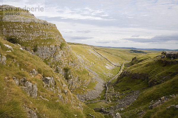 Ing Narbe trocken Kalkstein-Tal  oben Malham Cove  Blick nach Norden  Yorkshire Dales National Park  North Yorkshire  England  Vereinigtes Königreich  Europa