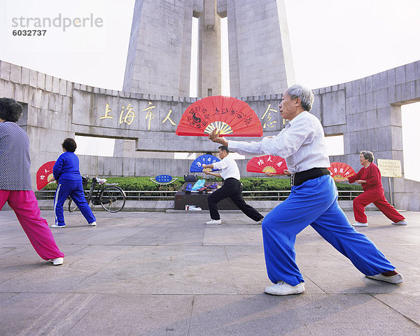 Am frühen Morgen t ' ai Chi Übungen in Huangpu Park auf den Bund  Shanghai  China  Asien