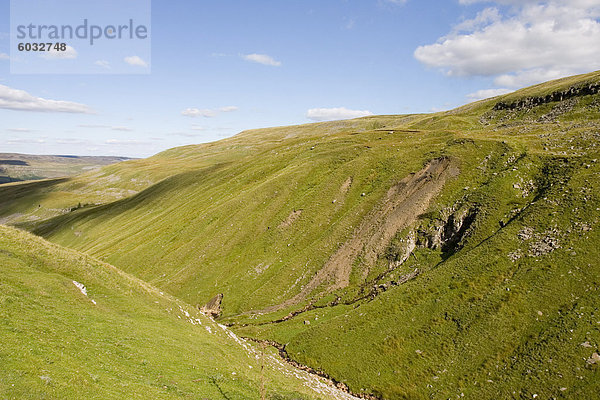 Bull Narbe dry Valley und Kalkstein Landschaft  in der Nähe von Conistone  Yorkshire Dales National Park  North Yorkshire  England  Vereinigtes Königreich  Europa