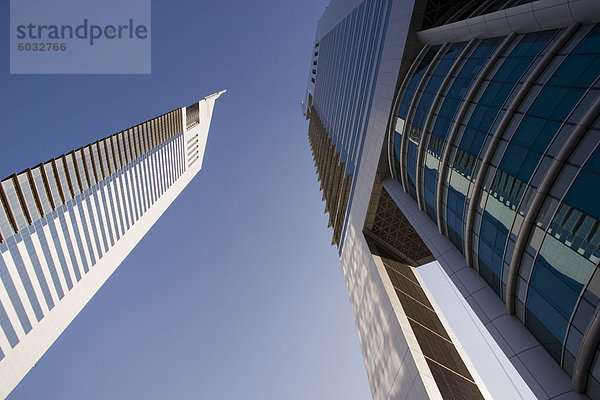 Niedrige Sicht auf die Emirates Towers  dehnt Zayad Road  Dubai  Vereinigte Arabische Emirate  Naher Osten