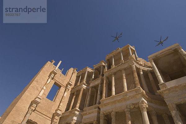 Hubschrauber fliegen über Römisches Theater  Sabratha Roman site  UNESCO Weltkulturerbe  Tripolitanien  Libyen  Nordafrika  Afrika