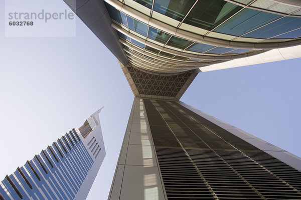 Niedrige Sicht auf die Emirates Towers  dehnt Zayad Road  Dubai  Vereinigte Arabische Emirate  Naher Osten