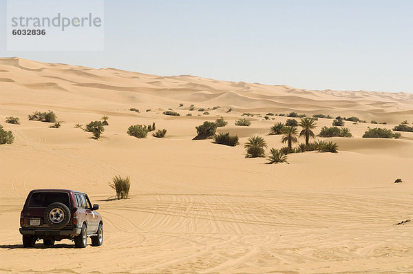 SUV in der Nähe von gemeinschaftlich See  Erg Awbari  Sahara Wüste  Fessan  Libyen  Nordafrika  Afrika