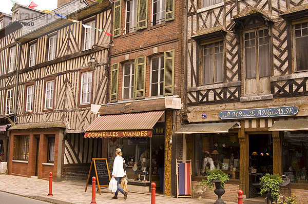 Geschäfte und halbe gezimmerten Bauten auf der Hauptstraße von Cormeilles  Normandie  Frankreich  Europa