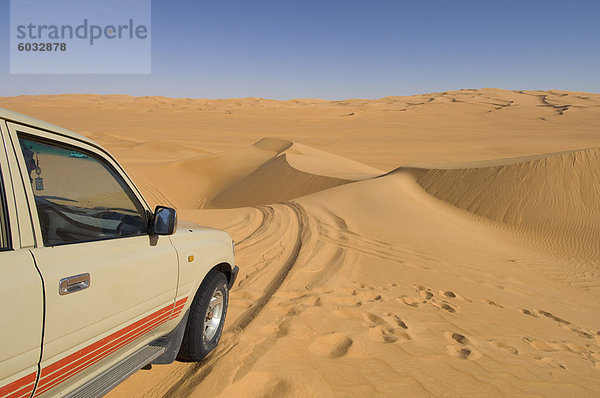 SUV auf Sanddünen Erg Awbari  Sahara Wüste  Fessan  Libyen  Nordafrika  Afrika