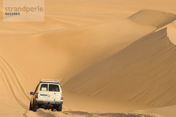 SUV auf Sanddünen Erg Awbari  Sahara Wüste  Fessan  Libyen  Nordafrika  Afrika