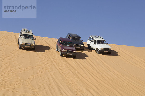 SUV auf Sanddünen Erg Awbari  Sahara Wüste  Fessan  Libyen  Nordafrika  Afrika