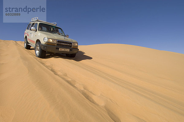 SUV auf Sanddünen Erg Awbari  Sahara Wüste  Fessan  Libyen  Nordafrika  Afrika