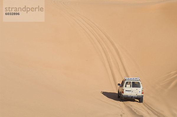 SUV auf Sanddünen Erg Awbari  Sahara Wüste  Fessan  Libyen  Nordafrika  Afrika