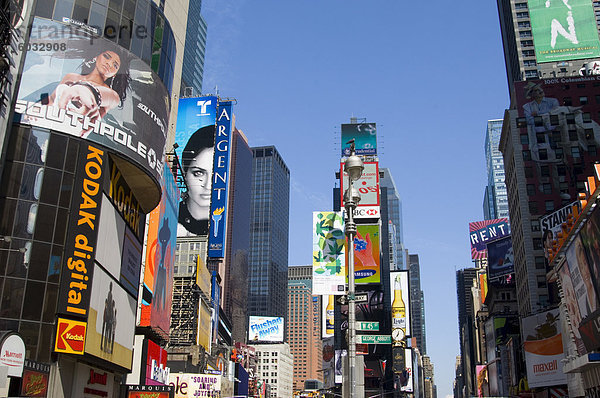 Werbetafeln und moderne Hochhäuser in Times Square  New York City  New York  Vereinigte Staaten von Amerika  Nordamerika