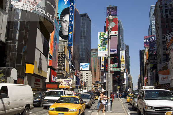 Der nackte Cowboy Straßenmusik am Times Square zwischen Verkehr und Werbetafeln  New York City  New York  Vereinigte Staaten von Amerika  Nordamerika