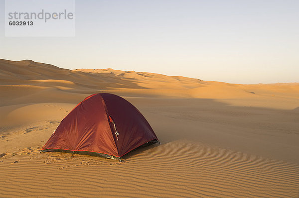 Zelt in der Wüste  Erg Awbari  Sahara Wüste  Fessan  Libyen  Nordafrika  Afrika