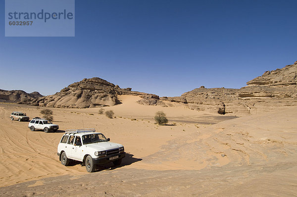 SUV desert Kletterfelsen  Akakus  Sahara  Fessan  Libyen  Nordafrika  Afrika