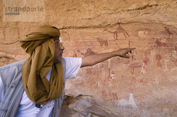 Guide und prähistorischen Felsmalereien  Akakus  Sahara Wüste  Fessan  Libyen  Nordafrika  Afrika