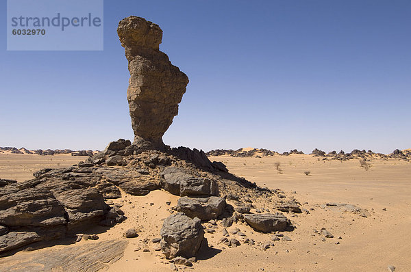 Felsformation namens The Finger von Allah  Akakus  Sahara Wüste  Fessan  Libyen  Nordafrika  Afrika