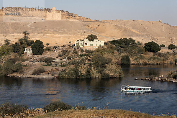 Mit Blick auf den Nil und das Mausoleum des Aga Khan  Aswan  Ägypten  Nordafrika  Afrika