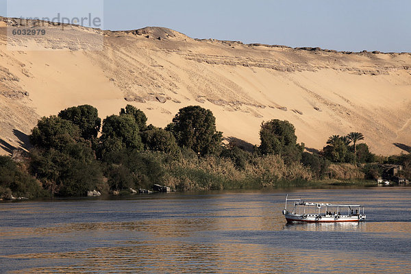 Mit Blick auf den Nil bei Assuan  Ägypten  Nordafrika  Afrika