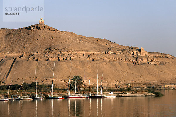 Mit Blick auf den Fluss Nil und die Gräber von den Adligen  Aswan  Ägypten  Nordafrika  Afrika