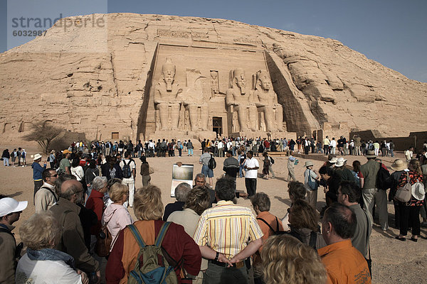 Touristen versammeln sich auf der Great Temple von Abu Simbel  UNESCO Weltkulturerbe  Nubien  Ägypten  Nordafrika  Afrika