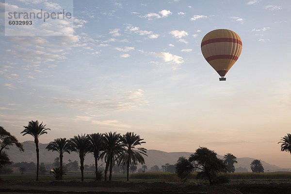 Heißluftballone weitermachen Touristen Flüge am frühen Morgen über dem Tal der Könige  Luxor  Ägypten  Nordafrika  Afrika