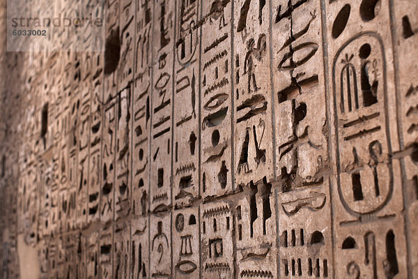 Hieroglyphen schmücken die Wände von Medinet Habu Tempel-Komplex  Theben  UNESCO Weltkulturerbe  Ägypten  Nordafrika  Afrika