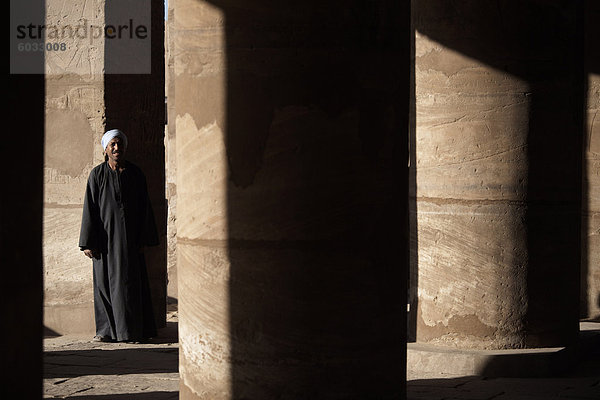 Eine einsame Figur steht inmitten der Tempel von Karnak  Theben  UNESCO Weltkulturerbe  Ägypten  Nordafrika  Afrika