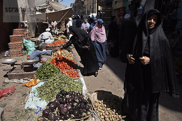 Frauen kaufen Obst und Gemüse bei Luxor Souq  Ägypten  Nord Afrika  Afrika