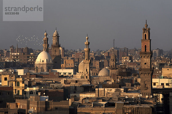 Minarette überragen islamischen Kairo und den Bereich der Khan al-Khalili  Kairo  Ägypten  Nordafrika  Afrika