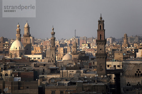 Minarette überragen islamischen Kairo und den Bereich der Khan al-Khalili  Kairo  Ägypten  Nordafrika  Afrika