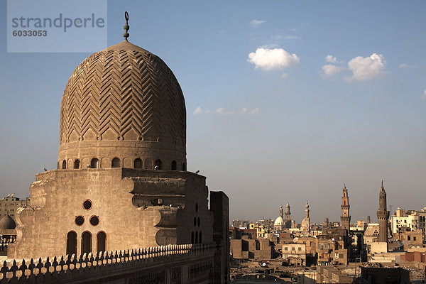 Die Kuppel des Bab Zuweila  mit Blick auf islamischen Kairo und den Bereich der Khan al-Khalili  Kairo  Ägypten  Nordafrika  Afrika