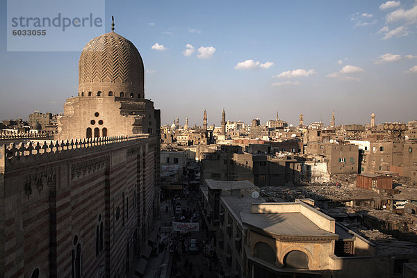 Die Kuppel des Bab Zuweila  mit Blick auf islamischen Kairo und den Bereich der Khan al-Khalili  Kairo  Ägypten  Nordafrika  Afrika