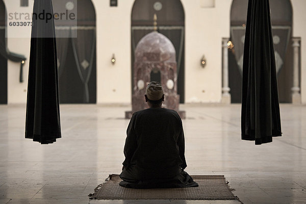 Man beten in der Moschee von Al-Hakim  Kairo  Ägypten  Nordafrika  Afrika